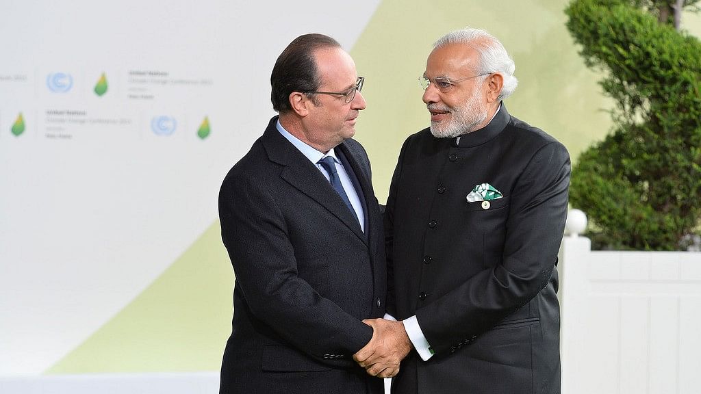 File photo of former French Presidnet Francois Hollande and Prime Minister Modi.&nbsp;