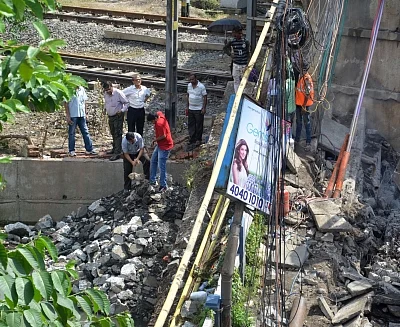 Kolkata: Members of a forensic team during their visit to the site where a portion of the Majerhat bridge had collapsed, in Kolkata on Sept 8, 2018. (Photo: IANS)