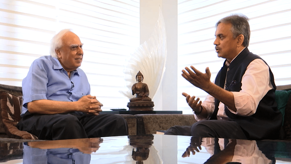 Former Union Minister Kapil Sibal with <b>The Quint</b>’s Editorial Director Sanjay Pugalia.