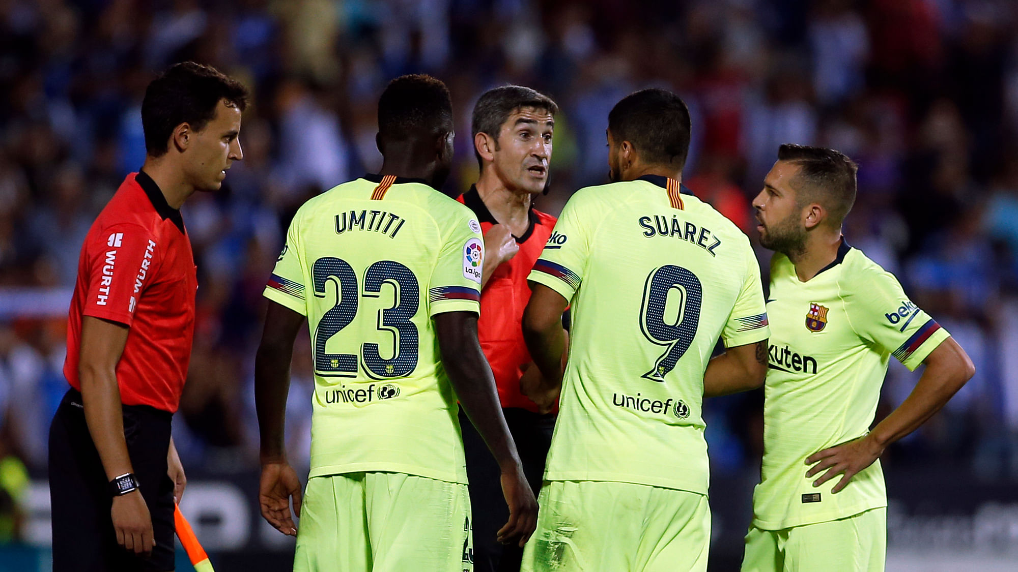 FC Barcelona´s Luis Suarez, second right, argues with referee Undiano Mallenco, center, during the Spanish La Liga soccer match between Leganes and FC Barcelona at the Butarque stadium in Leganes, Spain, Wednesday, Sept. 26, 2018.
