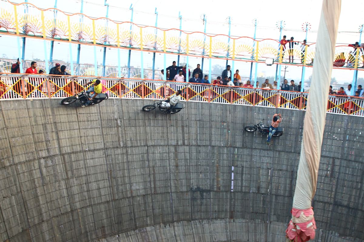 It’s 10 mins of pure thrill, in which stuntmen ride their bikes and cars in the confines of a wooden well. 