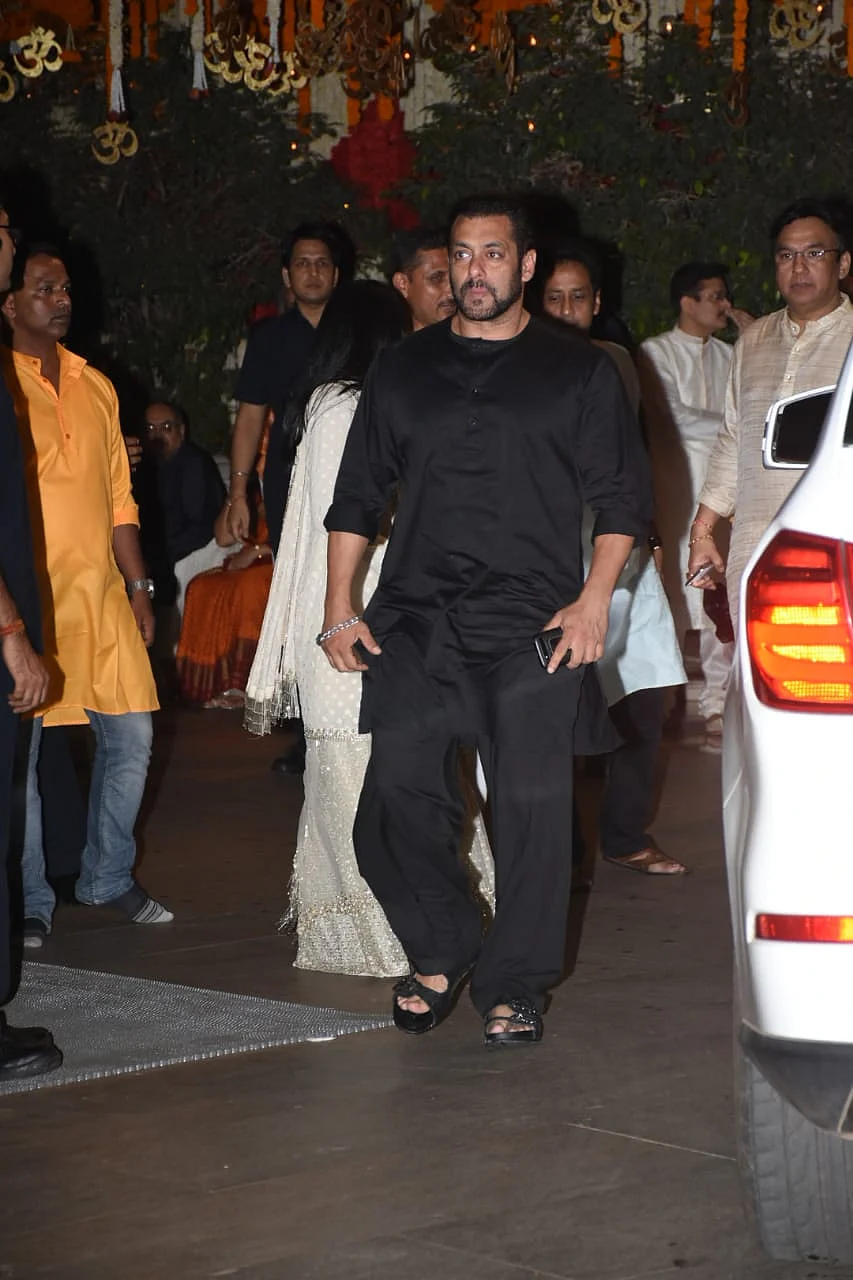 Salman Khan arrives to seek Bappa’s blessings.