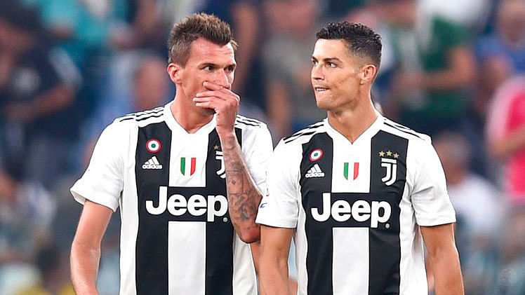 Juventus’ Mario Mandzukic, left, talks with his teammate Cristiano Ronaldo during the match against Napoli.