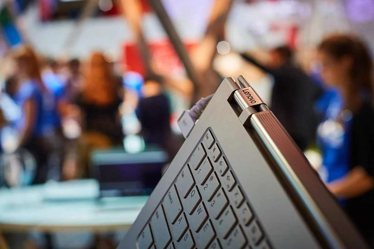 The Sound Bar Hinge on the Lenovo Yoga C930