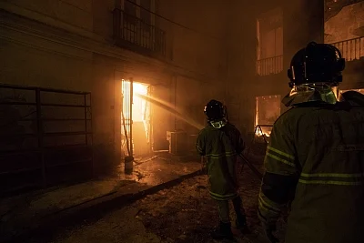 RIO DE JANEIRO, Sept. 3, 2018 (Xinhua) -- Firefighters try to put out a fire at the National Museum of Brazil in Rio de Janeiro, Brazil, Sept. 2, 2018. A massive fire on late Sunday raced through Brazil