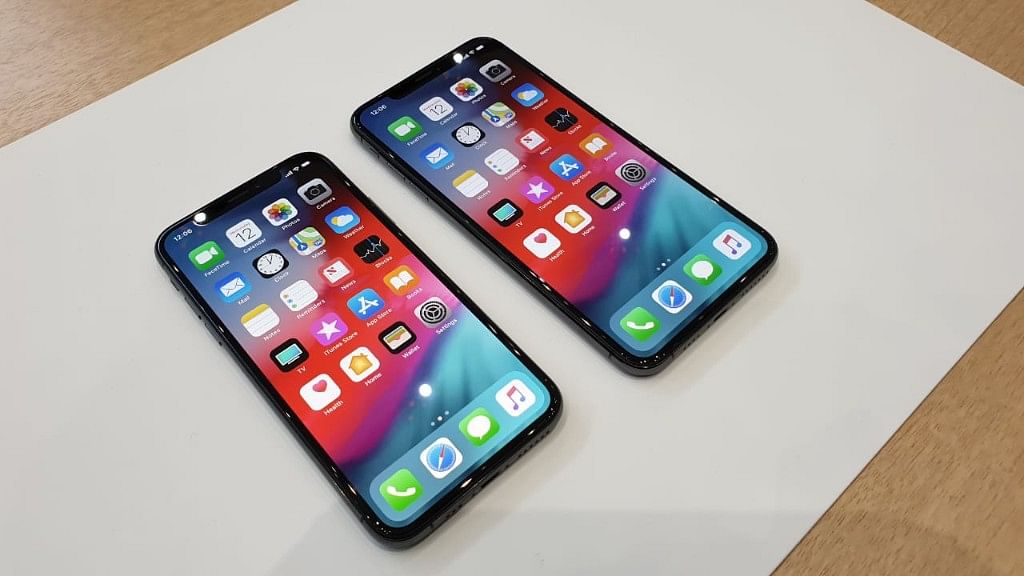 iPhone XS (left) and iPhone XS Max (right)