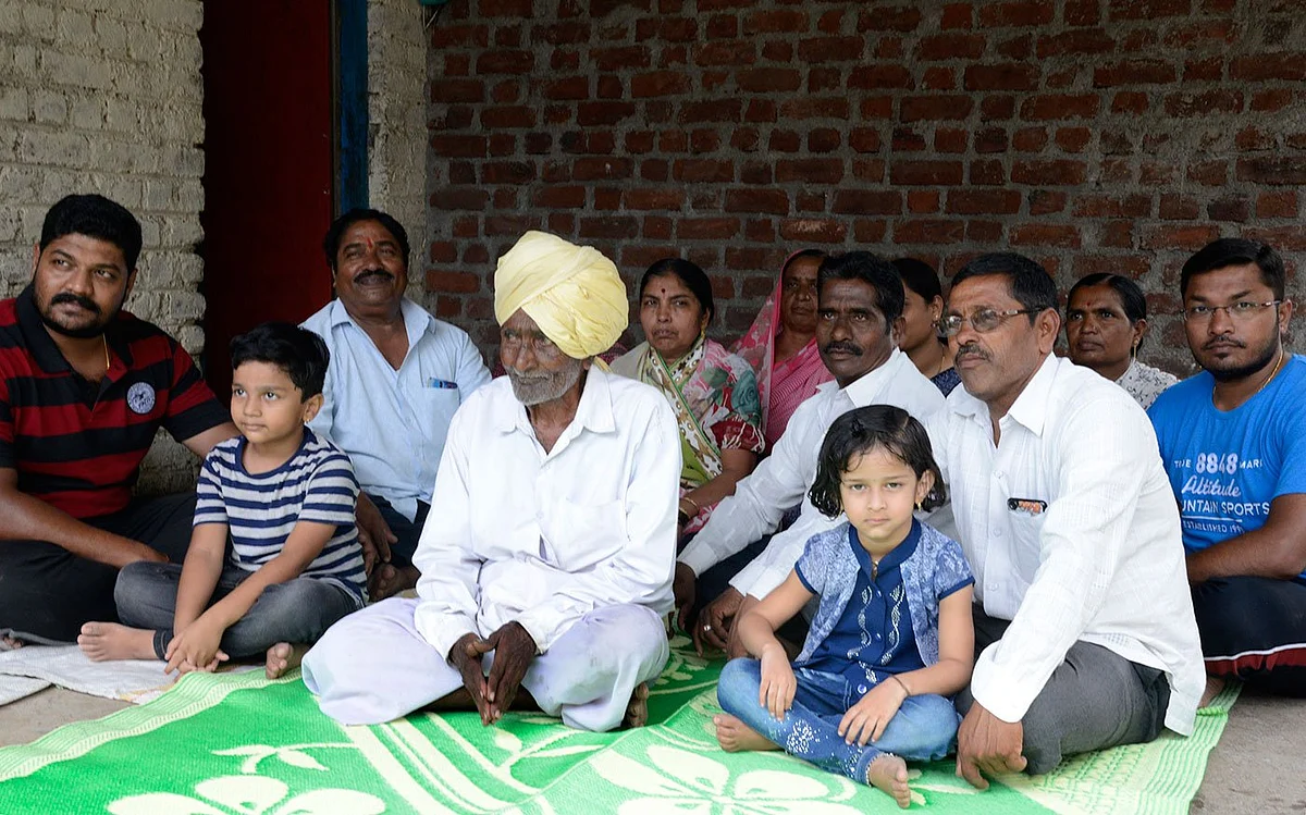 Ganpati Yadav with his great grandchildren and other family members, among them sons Nivrutti (on the left at the back), Chandrakant (on the left in the front) and Mahadev (bespectacled, on the right in the front)