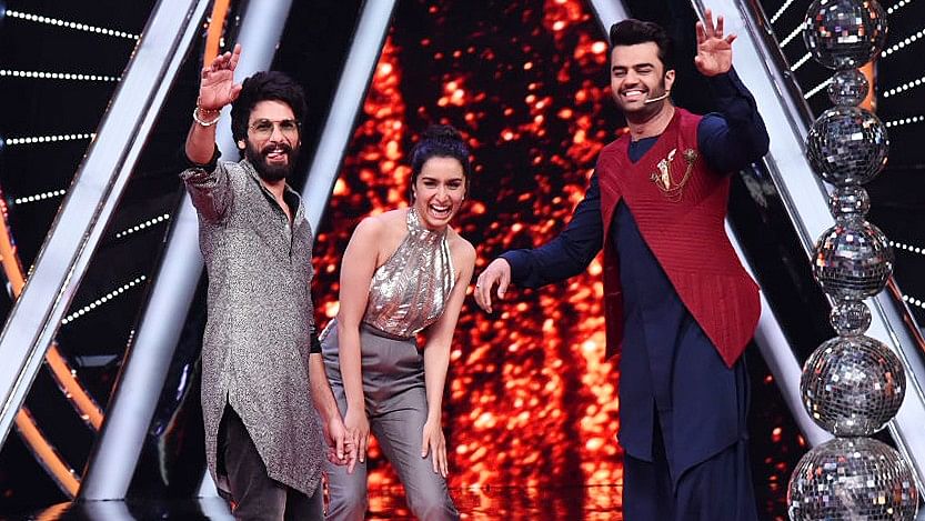 Shahid Kapoor, Shraddha Kapoor and Manish Paul on the sets of Indian Idol.