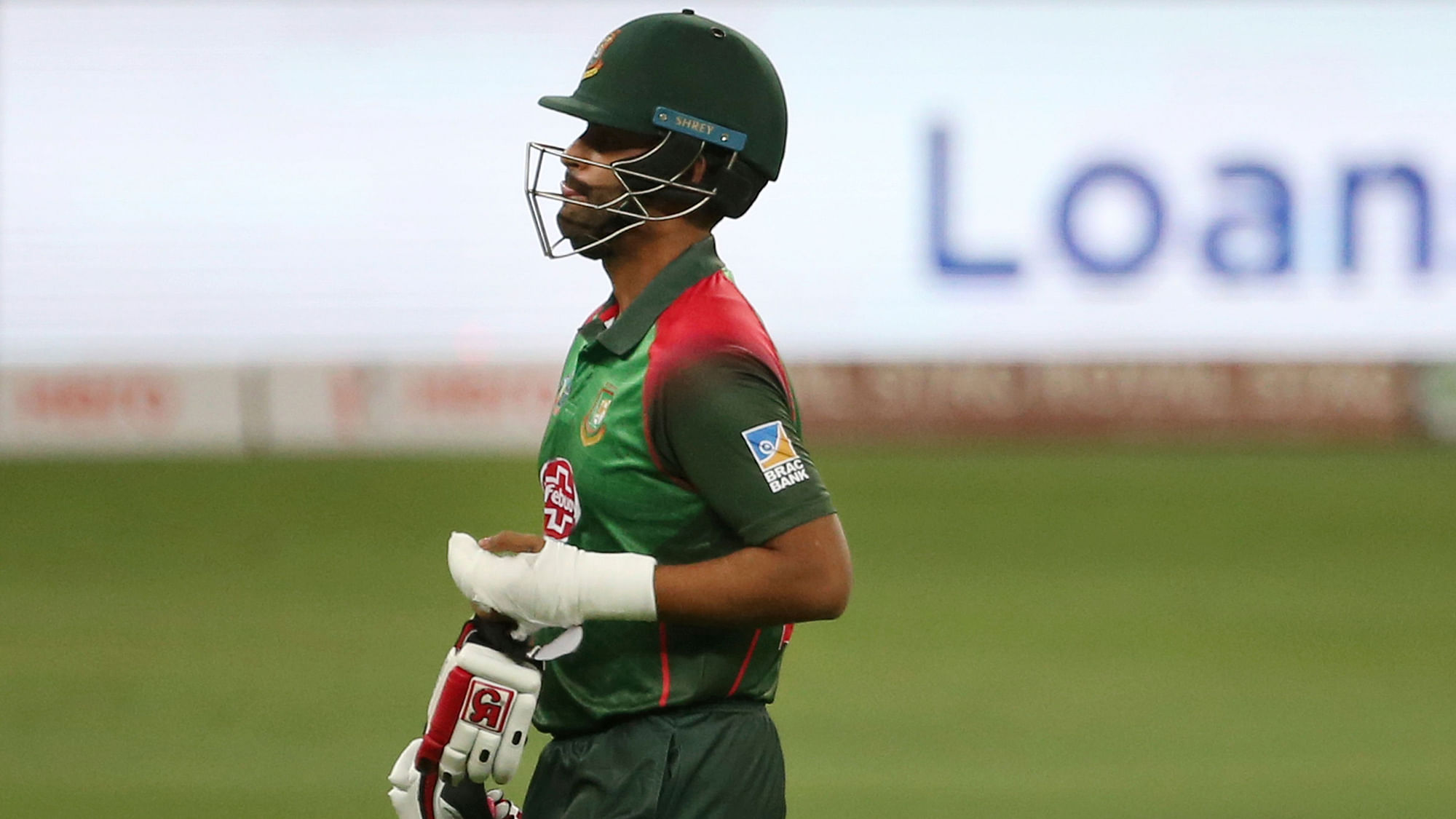 Tamim Iqbal batted, got inured, visited a hospital, returned with a wrist fracture and batted again.