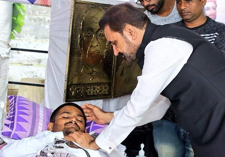 Shaktisinh Gohil of the Congress party meets Hardik on day 10 of his fast.