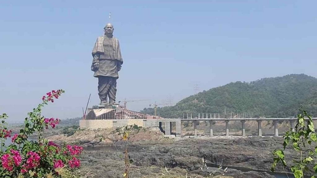 A viewing gallery at a height of 135 metres has been created inside the statue to enable tourists to have a view of the dam and nearby mountain ranges.