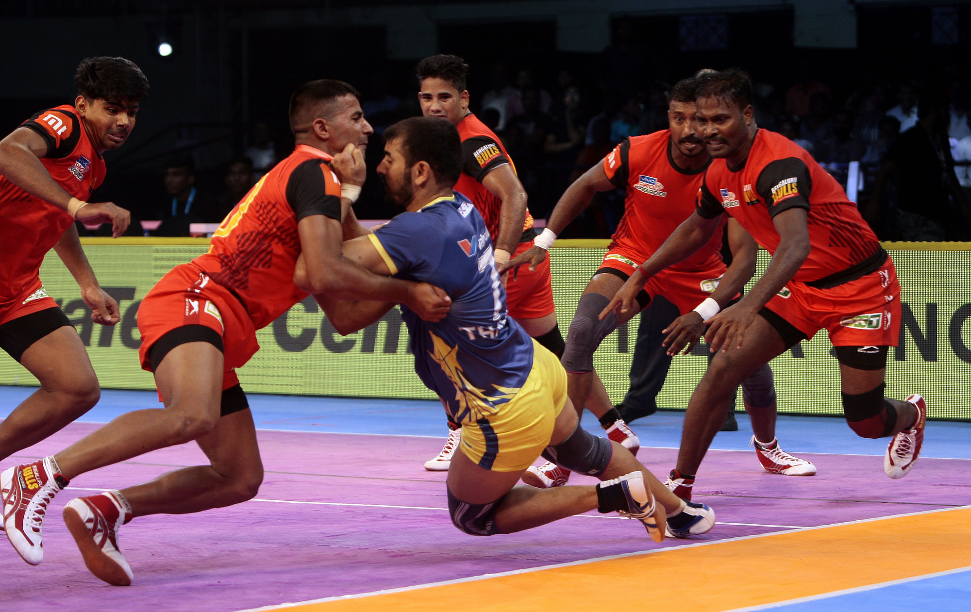 Tamil Thalaivas’ skipper Ajay Thakur (in blue) waged a lone battle against the Bulls and scored 20 points.