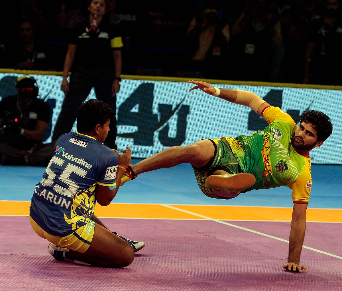 Tamil Thalaivas’ skipper Thakur returned to his winning ways as scored 14 points for the home side.