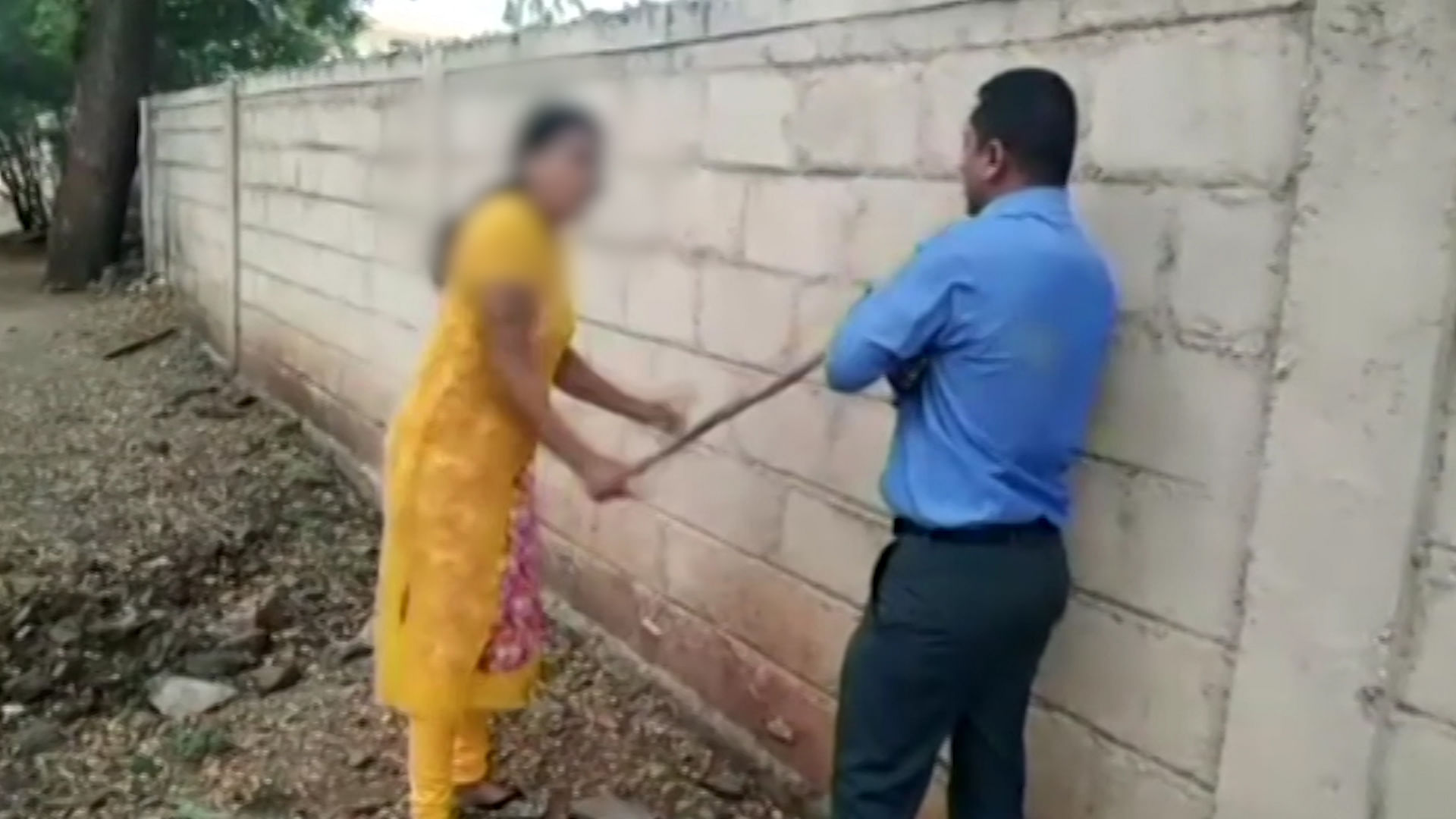 A woman beats up a bank manager for allegedly seeking sexual favours, in Karnataka’s Davanagere district