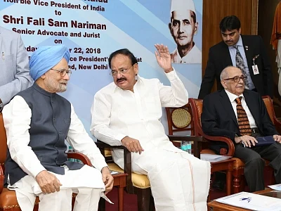 New Delhi: Vice President M. Venkaiah Naidu, Former Prime Minister Manmohan Singh and senior Supreme Court lawyer and Jurist Fali S. Nariman during 19th Lal Bahadur Shastri National Award for Excellence 2018 in New Delhi, on Oct 22, 2018. (Photo: Amlan Paliwal/IANS)