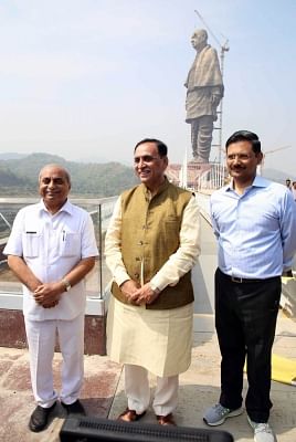 Vadodara: Gujarat Chief Minister Vijay Rupani (C), Deputy Chief Minister Nitinbhai Patel (L) and Gujarat
