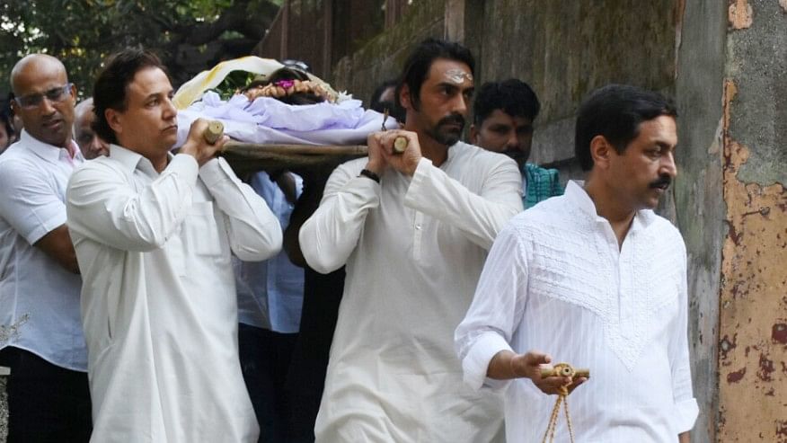 Arjun Rampal conducts the his mother’s last rites.&nbsp;