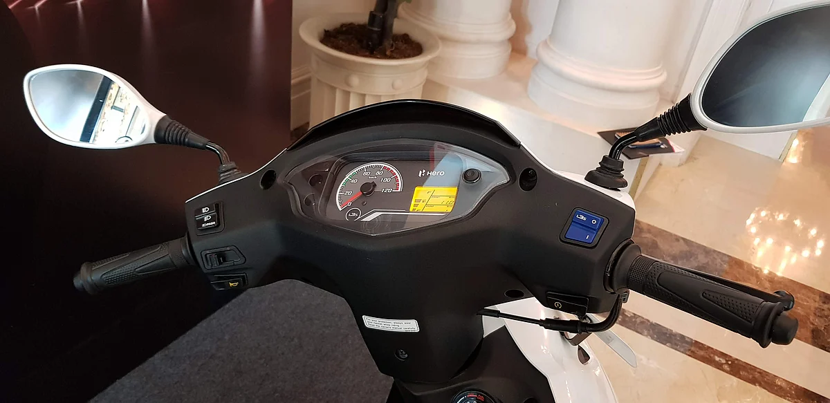 The digital-analogue instrument panel of the Destini 125. 
