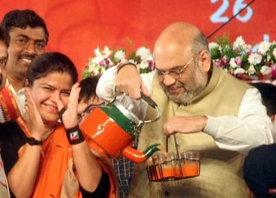 Hyderabad: BJP president Amit Shah pours tea to be served to party workers as party leader Poonam Mahajan looks on, during Bharatiya Janata Yuva Morcha (BJYM) national convention, in Hyderabad on Oct 28, 2018. (Photo: IANS)