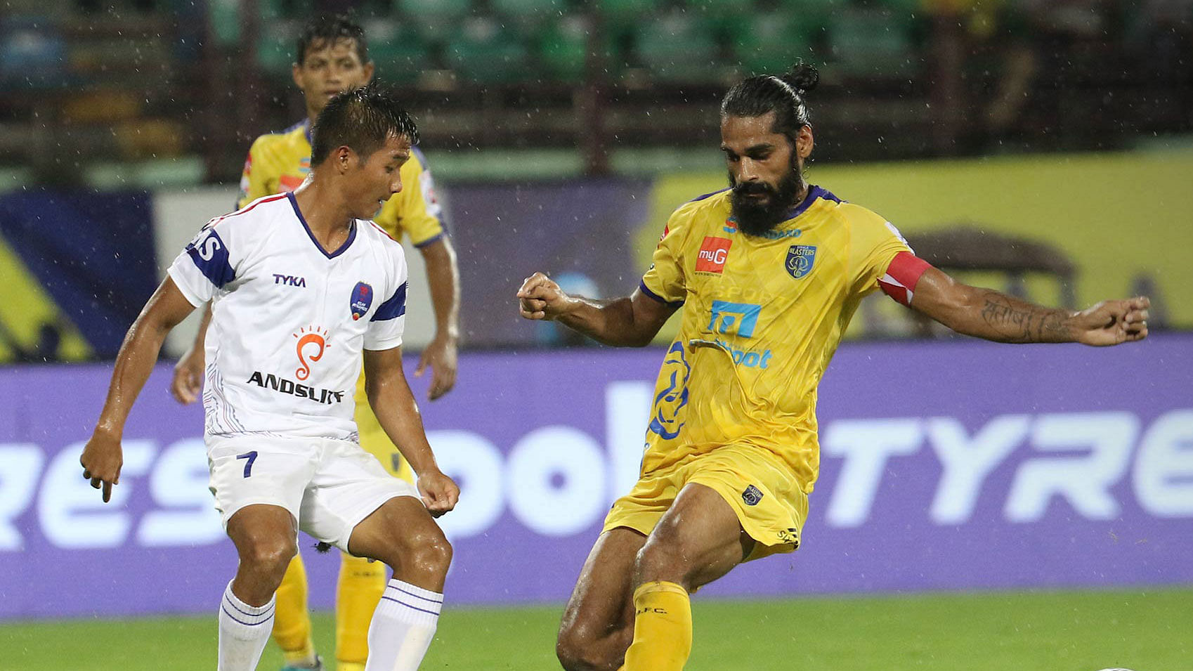 Delhi Dynamos struck a late goal to hold Kerala Blasters to a 1-1 draw in their Indian Super League football match.