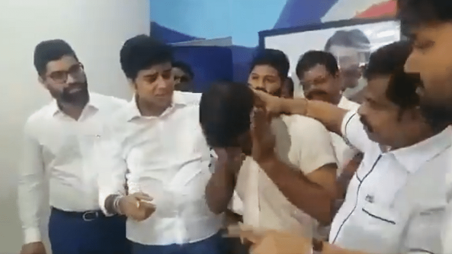 MNS workers were seen beating an alleged pervert during a press conference in Thane on Monday, 8 October.&nbsp;
