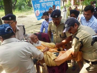 Haridwar: IIT Kanpur Professor GD Agrawal aka Swami Gyan Swaroop Sanand, being taken to a hospital by police personnel as his health deteriorated after fasting unto death for 112 days for the conservation of river Ganga, from Matri Sadan in Haridwar on Oct 11, 2018. (Photo: IANS)