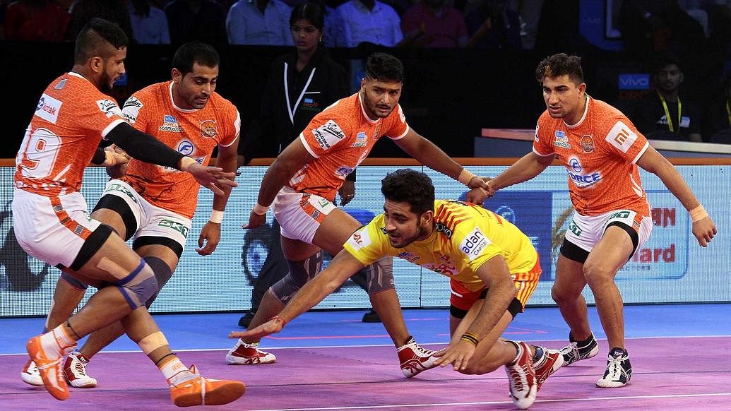 Pune’s super tackles in the final moments of the first half made the issue tied at 15-15.