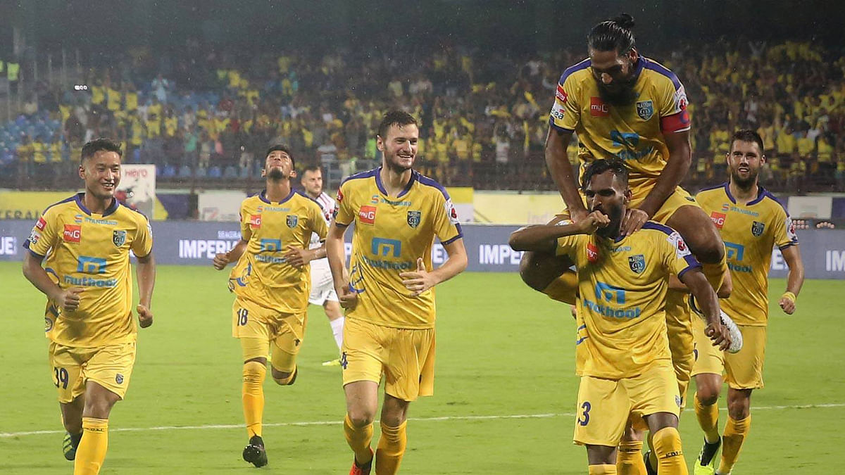 Delhi Dynamos struck a late goal to hold Kerala Blasters to a 1-1 draw in their Indian Super League football match.