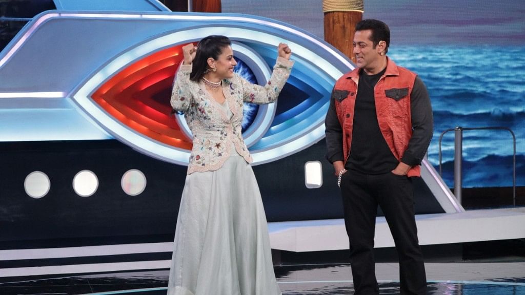 Salman and Kajol play a game where she is supposed to identify her husband Ajay Devgn.