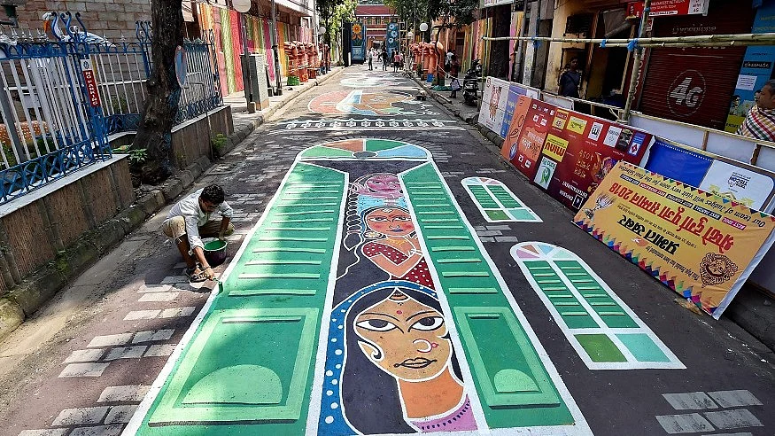 The graffiti, painted on a 300 feet long stretch of road in Ahiritola area, tells the tale of hardships and the circumstances that force a woman to get into the flesh trade. 