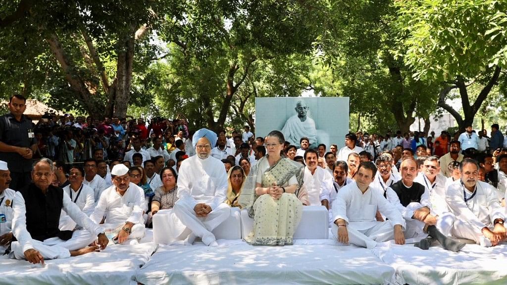 Manmohan Singh, Sonia Gandhi and Rahul Gandhi at Sevagram Ashram in Maharashtra’s Wardha.&nbsp;