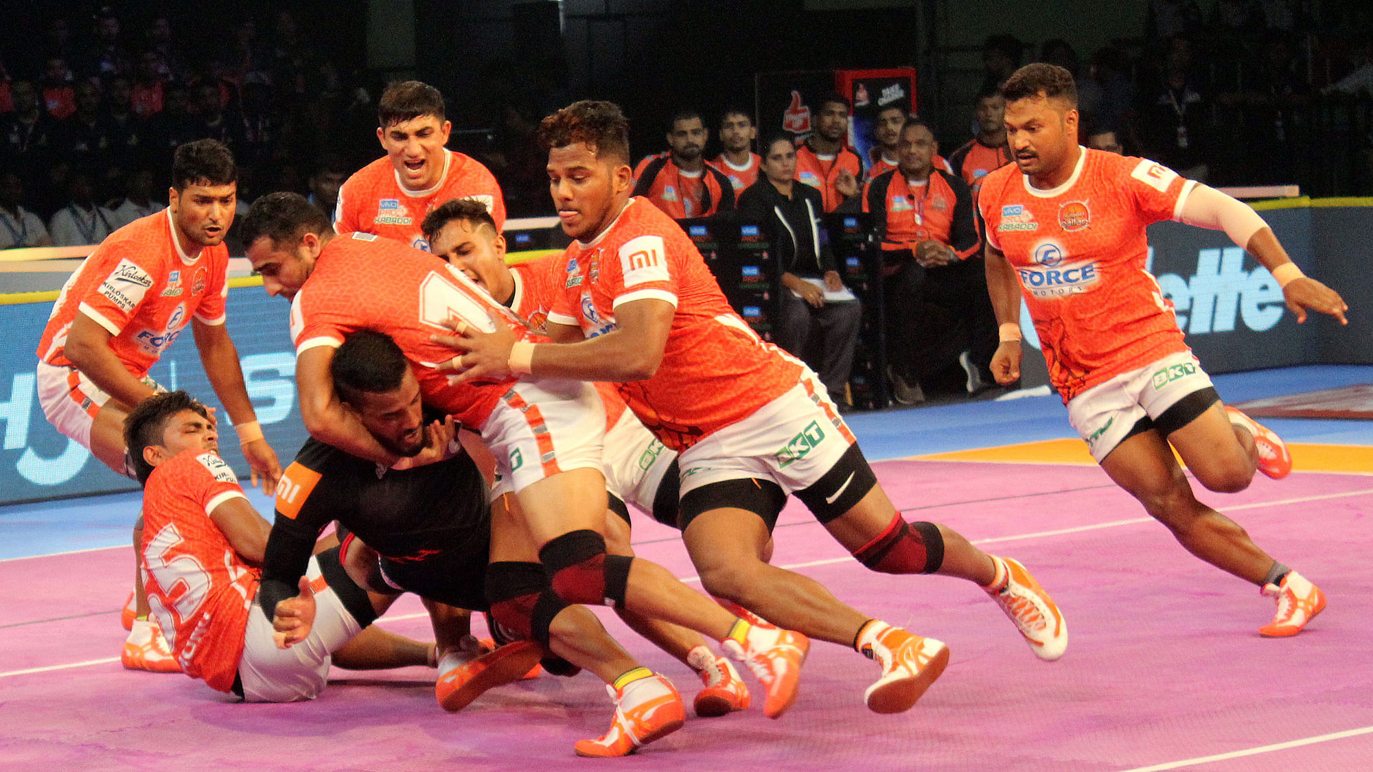  Puneri Paltan and U Mumba played out a scintillating tie on the opening day of the sixth season of the Pro Kabaddi League.
