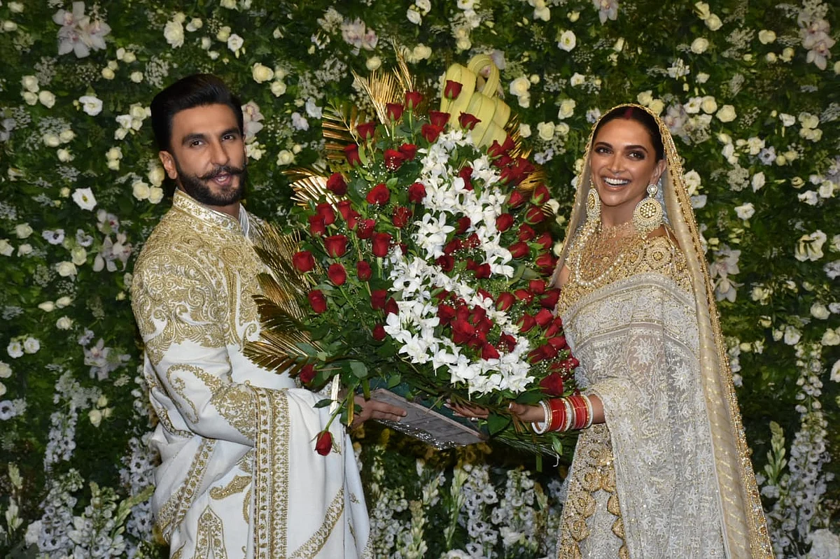 Ranveer and Deepika pose for the paps with a beautiful bouquet.