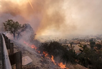 SIMI VALLEY, Nov. 13, 2018 (Xinhua) -- Wildfire burns at a hillside near a freeway in Simi Valley, California, the United States on Nov. 12, 2018. The fire in Southern California continued to destroy homes. (Xinhua/Zhao Hanrong/IANS)