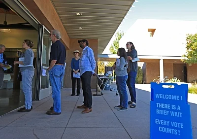 LOS ANGELES, Nov. 7, 2018 (Xinhua) -- Voters queue to cast their ballots in Orange County, California, Nov. 6, 2018. The U.S. Republican Party on Tuesday managed to maintain a Senate majority in the 2018 midterm elections, according to projections from multiple U.S. news outlets. (Xinhua/Li Ying/IANS)