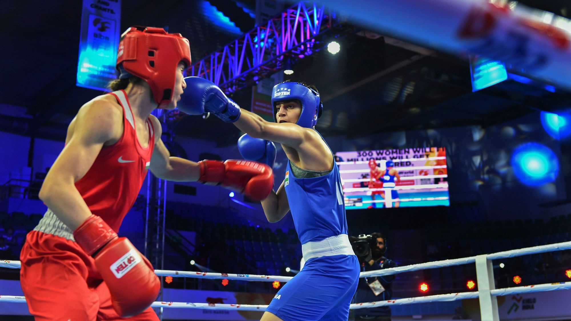  India’s Sonia Chahal in action against Bulgarian Stanimira Petrova (Red) in the women’s light flyweight 57 kg category event at AIBA Womens World Boxing Championships, in New Delhi, Monday.