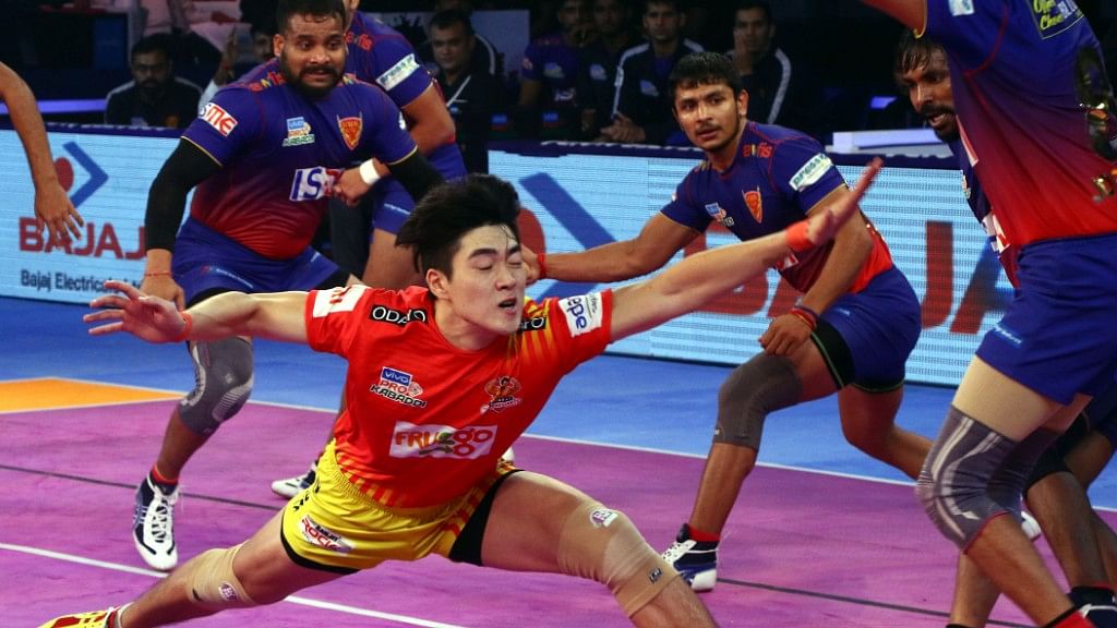 Gujarat Fortunegiants maintained their winning streak after a 45-38 win over Dabang Delhi KC.