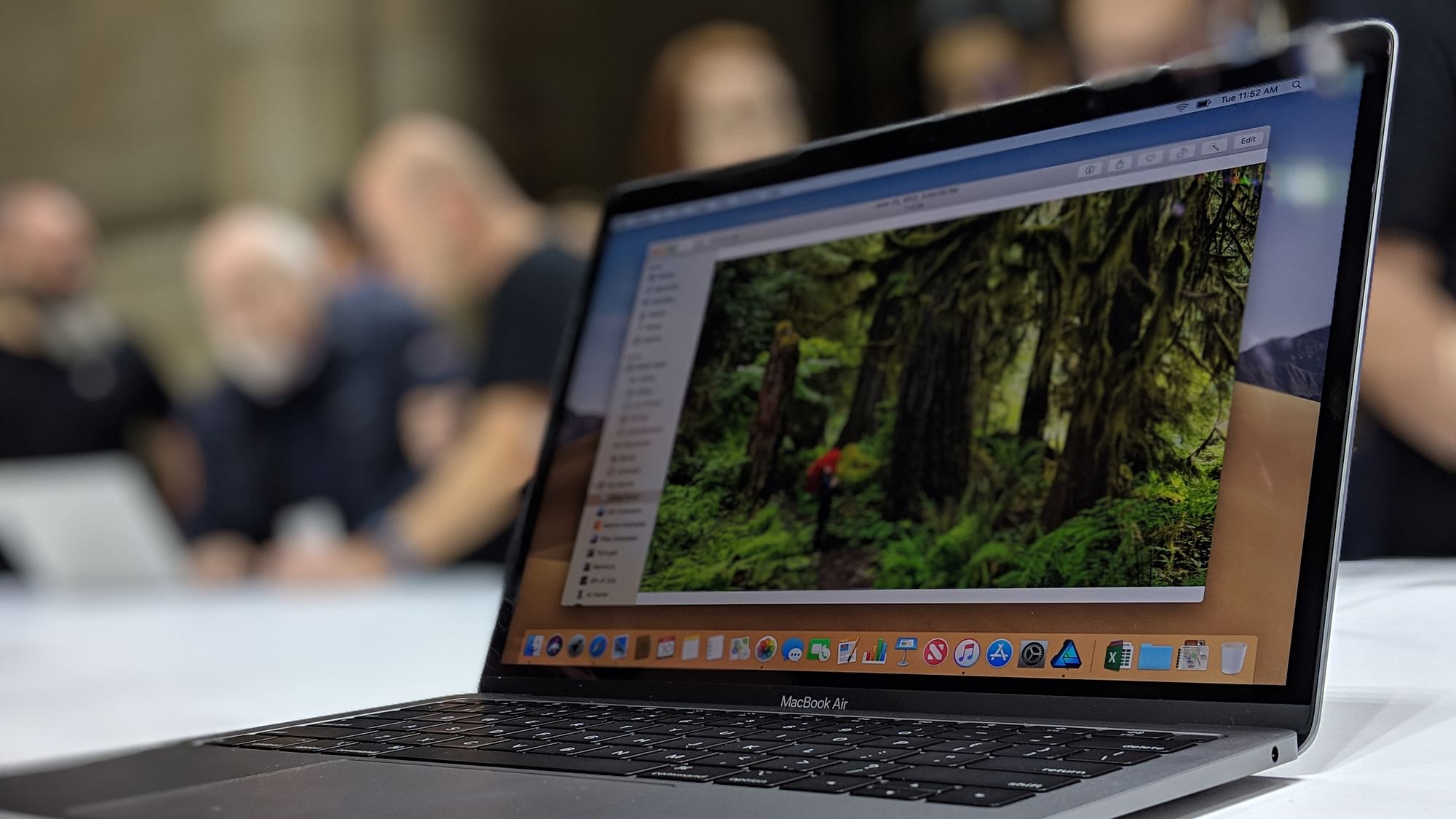 The new MacBook Air carries design elements from the MacBook Pro.&nbsp;