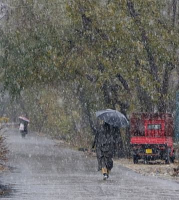 Srinagar: Srinagar witnesses fresh snowfall. (Photo: IANS)