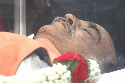 Bengaluru: Mortal remains of Union Parliamentary Affairs Minister Ananth Kumar, who passed away at a private hospital due to multiple organ failure, kept at his residence and home-office at Basavangudi for the public to pay homage, in Bengaluru on Nov 12, 2018. (Photo: IANS)