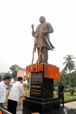 Guwahati: Assam Chief Minister Sarbananda Sonowal pays tributes to music maestro Dr Bhupen Hazarika on his seventh death anniversary in Guwahati, on Nov 5, 2018. (Photo: IANS)