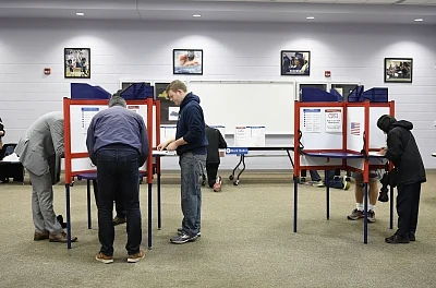ARLINGTON, Nov. 6, 2018 (Xinhua) -- People vote during the U.S. Midterm Elections at a polling place in Arlington, Virginia, the United States, Nov. 6, 2018. (Xinhua/Liu Jie/IANS)