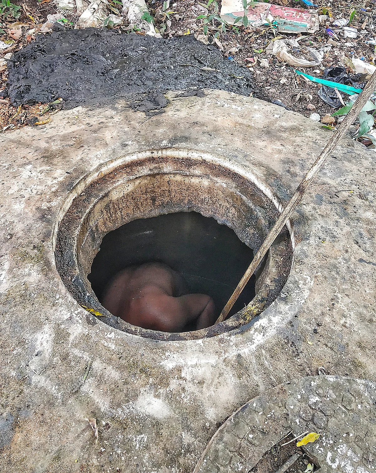 There are many toxic gases inside the manhole and no technology is used to test their concentration.