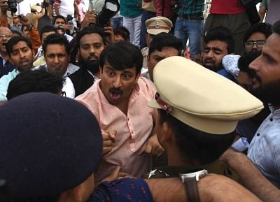 New Delhi: Delhi BJP chief Manoj Tiwari argues with the police during a scuffle with Aam Aadmi Party (AAP) workers at the inauguration of the Signature Bridge over Yamuna river, in New Delhi on Nov 4, 2018. Ahead of the inauguration of the Signature Bridge, BJP and AAP activists clashed, with Manoj Tiwari attacking AAP workers and punching a policeman who intervened.(Photo: IANS)