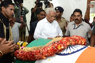 Bengaluru: Karnataka Governor Vajubhai Vala pays his last respects to Union Parliamentary Affairs Minister Ananth Kumar who passed away at a private hospital due to multiple organ failure, at his residence and home-office at Basavangudi in Bengaluru on Nov 12, 2018. (Photo: IANS)