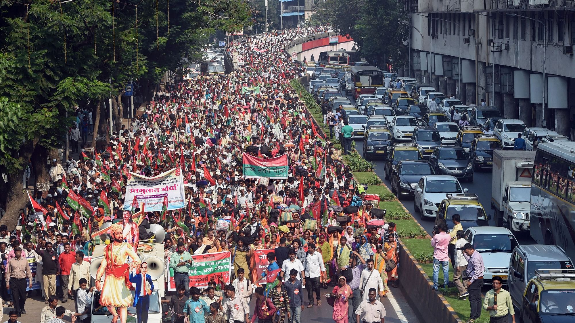 A large number of farmers and tribals took part in a protest march to push for their demands in Mumbai on 22 November.&nbsp;