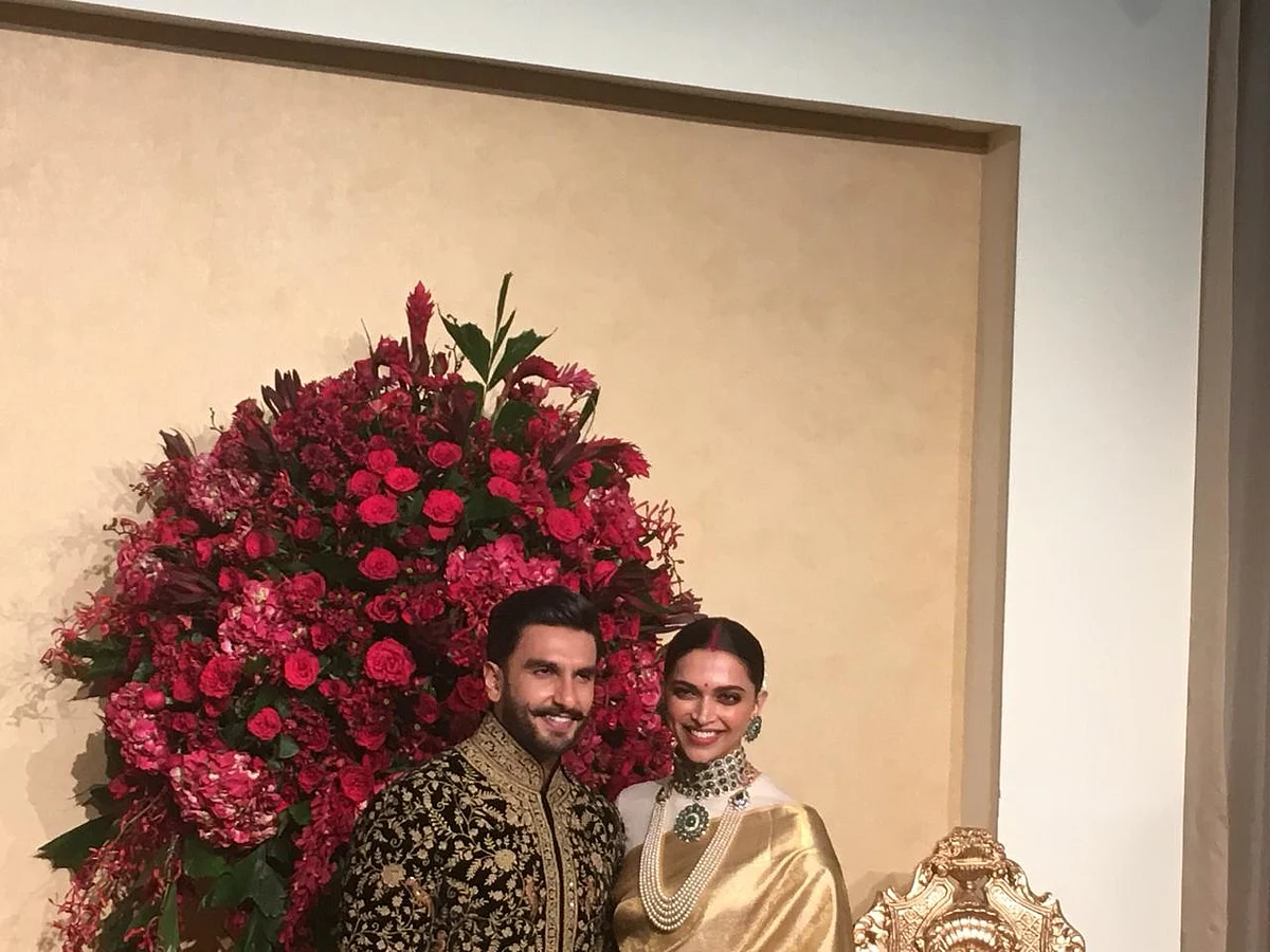Ranveer and Deepika greet the media at their Bengaluru reception.