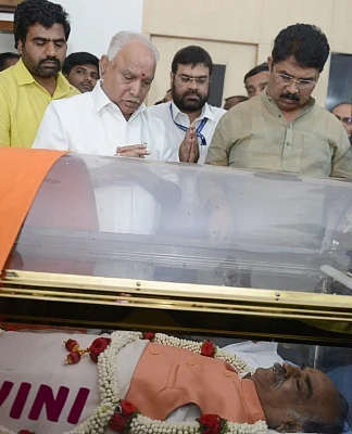 Bengaluru: BJP leader B.S. Yeddyurappa pays his last respects to Union Parliamentary Affairs Minister Ananth Kumar who passed away at a private hospital due to multiple organ failure, at his residence and home-office at Basavangudi in Bengaluru on Nov 12, 2018. (Photo: IANS)