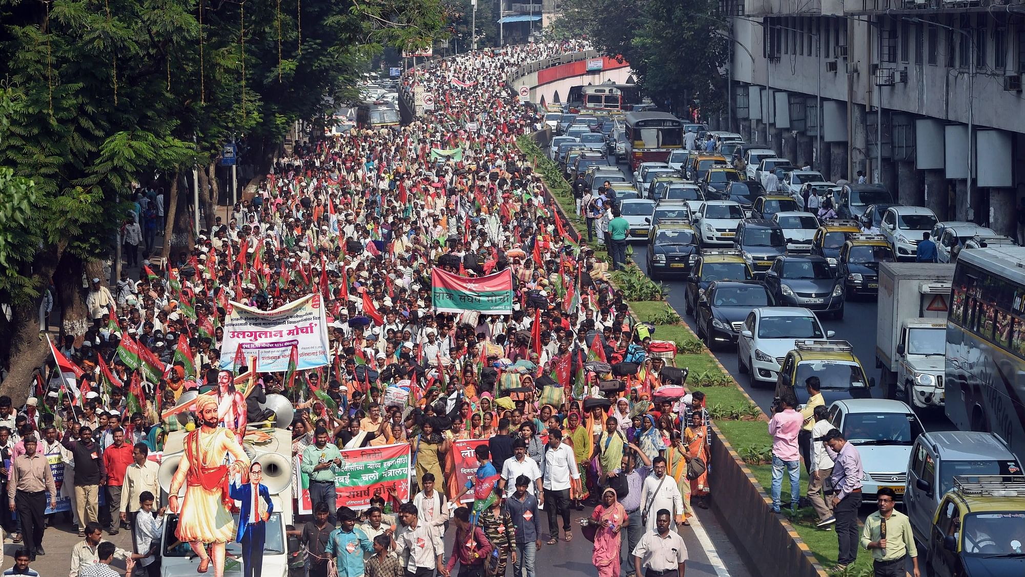 A large number of farmers and tribals took part in a protest march to push for their demands in Mumbai on 22 November.&nbsp;