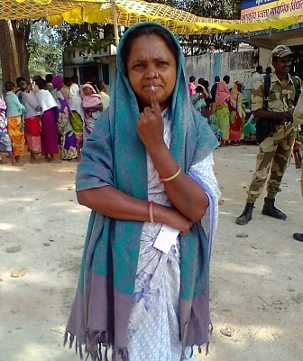 Dantewada: A lady shows her finger marked with phosphoric ink after casting her vote during the 1st phase of Chhattisgarh Assembly Election at a polling booth at Ronje Panchayat, Dantewada on Nov 12, 2018. (Photo: IANS/PIB)